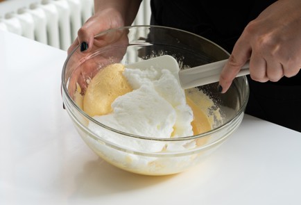 Фото шага рецепта Яблочная шарлотка на белках 151099 шаг 4  