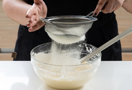 Фото шага рецепта Яблочная шарлотка на белках 151099 шаг 5  