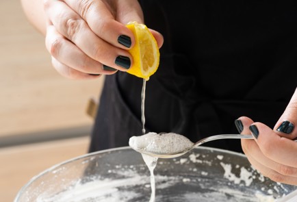 Фото шага рецепта Яблочная шарлотка на белках 151099 шаг 6  