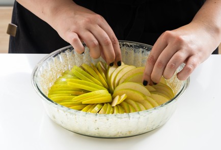 Фото шага рецепта Яблочная шарлотка на белках 151099 шаг 9  