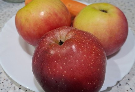 Фото шага рецепта Яблочноморковный сок на зиму 190401 шаг 1  