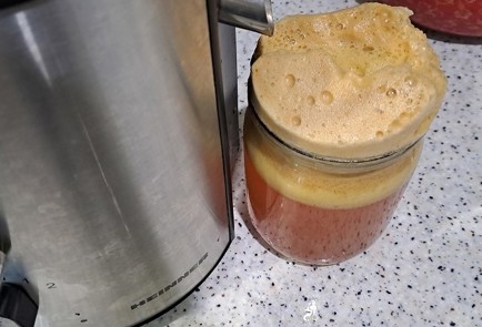 Фото шага рецепта Яблочноморковный сок на зиму 190401 шаг 4  