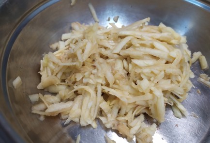 Фото шага рецепта Яблочнотворожные оладьи 190878 шаг 2  