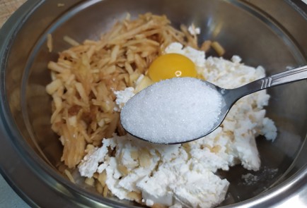 Фото шага рецепта Яблочнотворожные оладьи 190878 шаг 4  