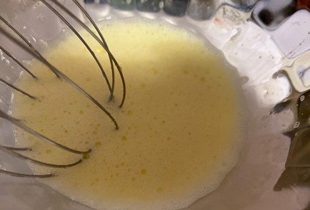 Фото шага рецепта Яблочные колечки в кляре с орехами 173437 шаг 3