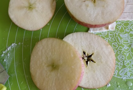 Фото шага рецепта Яблочные колечки в слоеном тесте как в пинтерест 190971 шаг 3