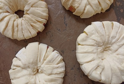 Фото шага рецепта Яблочные колечки в слоеном тесте как в пинтерест 190971 шаг 5