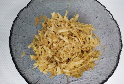 Фото шага рецепта Яблочные оладьи 190146 шаг 3  