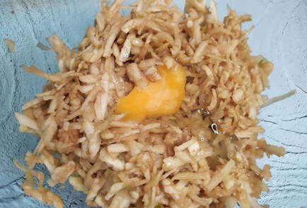 Фото шага рецепта Яблочные оладьи 190146 шаг 4  