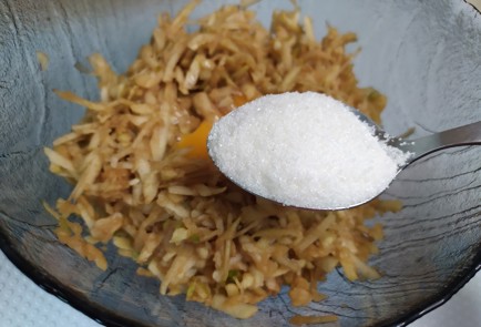 Фото шага рецепта Яблочные оладьи 190146 шаг 5  