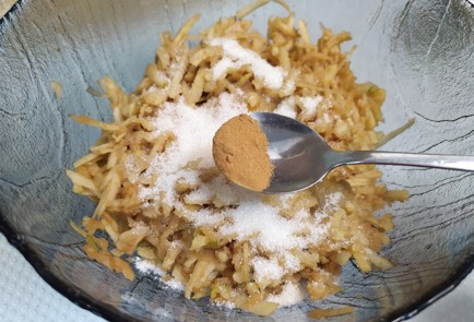 Фото шага рецепта Яблочные оладьи 190146 шаг 6  