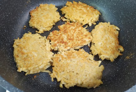 Фото шага рецепта Яблочные оладьи 190146 шаг 9  