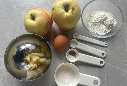 Фото шага рецепта Яблочные оладьи 190267 шаг 1  