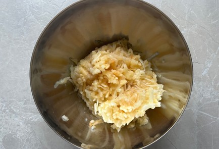 Фото шага рецепта Яблочные оладьи 190267 шаг 2  