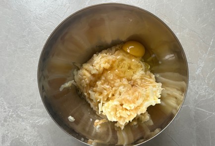 Фото шага рецепта Яблочные оладьи 190267 шаг 3  