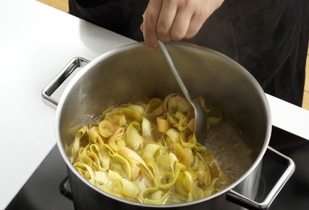 Фото шага рецепта Яблочный джем с корицей 152702 шаг 2  