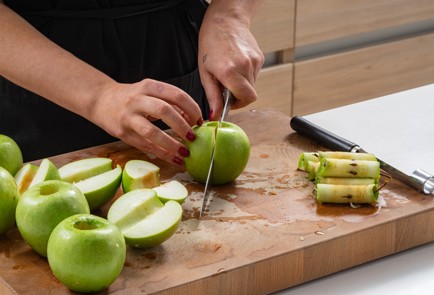 Фото шага рецепта Яблочный пирог Роза 174746 шаг 2  