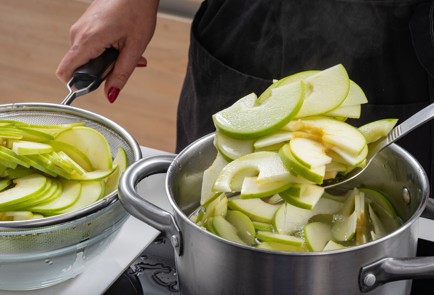 Фото шага рецепта Яблочный пирог Роза 174746 шаг 4  