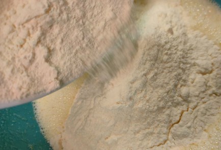 Фото шага рецепта Яблочный пирог с ванильным кремом 188643 шаг 16  