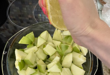 Фото шага рецепта Яблочный пирог с крамблом из пекана 140782 шаг 2  