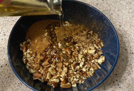 Фото шага рецепта Яблочный пирог с крамблом из пекана 140782 шаг 8  