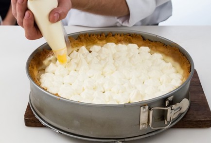 Фото шага рецепта Яблочный пирог со сливками 80895 шаг 9  