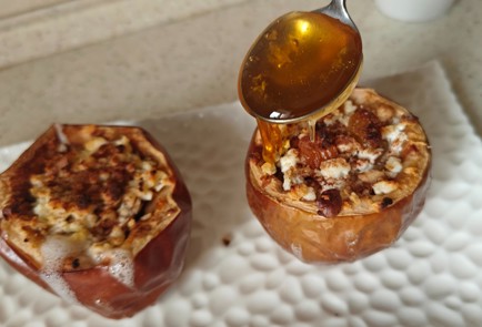 Фото шага рецепта Яблоки в духовке с творогом и изюмом 190736 шаг 11