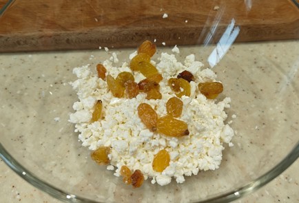 Фото шага рецепта Яблоки в духовке с творогом и изюмом 190736 шаг 3