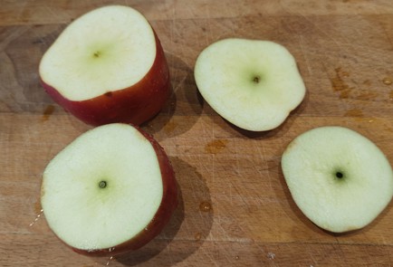 Фото шага рецепта Яблоки в духовке с творогом и изюмом 190736 шаг 5