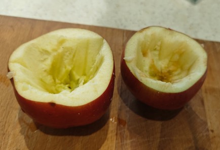 Фото шага рецепта Яблоки в духовке с творогом и изюмом 190736 шаг 6