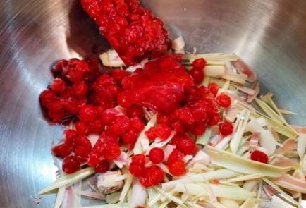 Фото шага рецепта Ягодный морс с лимонной травой 152263 шаг 2  