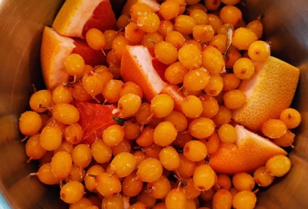 Фото шага рецепта Ягодный морс с малиной и облепихой 152875 шаг 4  