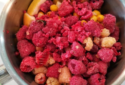 Фото шага рецепта Ягодный морс с малиной и облепихой 152875 шаг 5  