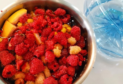 Фото шага рецепта Ягодный морс с малиной и облепихой 152875 шаг 6  