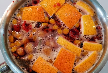 Фото шага рецепта Ягодный морс с малиной и облепихой 152875 шаг 7  