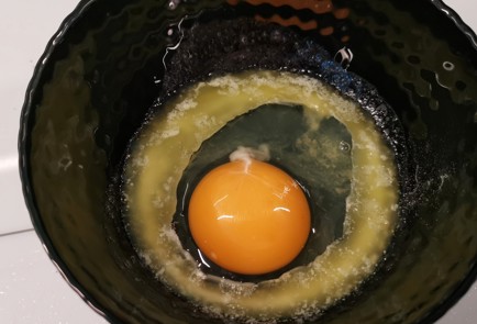 Фото шага рецепта Ягодный кетокекс в микроволновке 174882 шаг 2