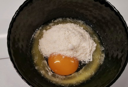 Фото шага рецепта Ягодный кетокекс в микроволновке 174882 шаг 3