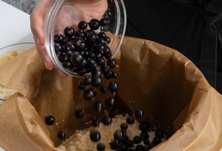 Фото шага рецепта Ягодный пирог в мультиварке 174204 шаг 8  