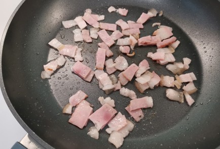 Фото шага рецепта Яичная лапша с беконом 186722 шаг 2  