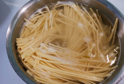 Фото шага рецепта Яичная лапша с беконом 186722 шаг 6  