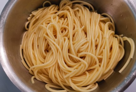 Фото шага рецепта Яичная лапша с беконом 186722 шаг 9  