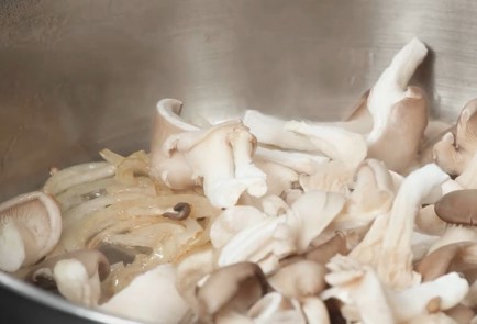 Фото шага рецепта Яичная лапша с говядиной в пиве аля Строганов 163276 шаг 10  