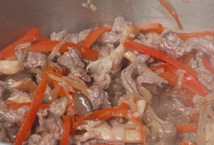 Фото шага рецепта Яичная лапша с говядиной в пиве аля Строганов 163276 шаг 11  