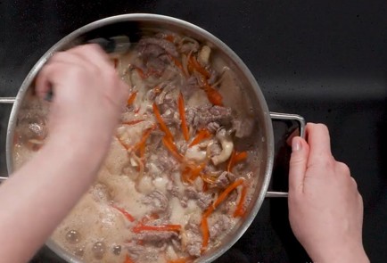 Фото шага рецепта Яичная лапша с говядиной в пиве аля Строганов 163276 шаг 12  