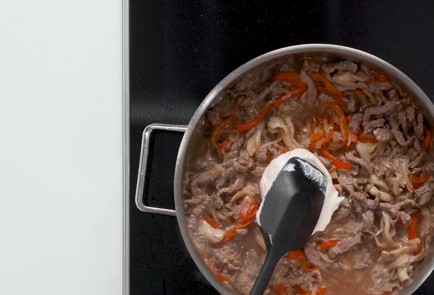 Фото шага рецепта Яичная лапша с говядиной в пиве аля Строганов 163276 шаг 14  