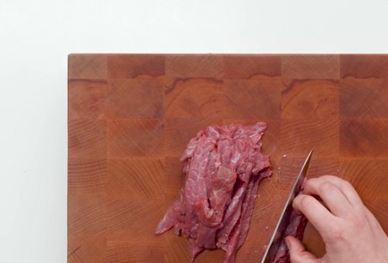 Фото шага рецепта Яичная лапша с говядиной в пиве аля Строганов 163276 шаг 2  