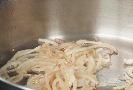 Фото шага рецепта Яичная лапша с говядиной в пиве аля Строганов 163276 шаг 9  