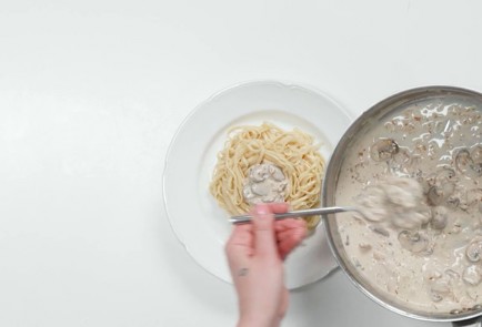 Фото шага рецепта Яичная лапша с грибами в сливочном соусе 173477 шаг 10  