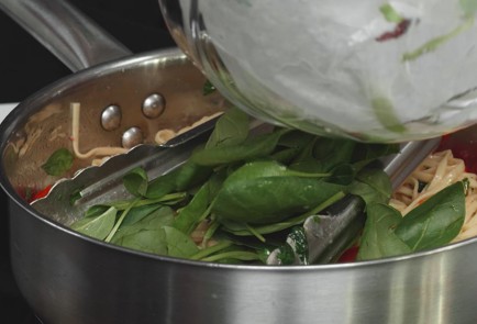 Фото шага рецепта Яичная лапша с курицей гриль и медовой горчицей 173478 шаг 11  