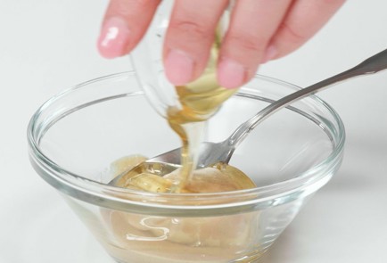 Фото шага рецепта Яичная лапша с курицей гриль и медовой горчицей 173478 шаг 2  